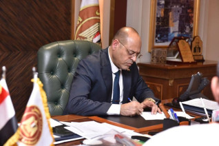وزير العمل يُعلن عن 2305 فرصة عمل بشركة مقاولات بالخارج ..