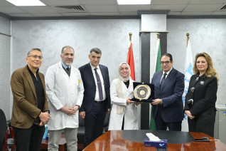 رئيس جامعة القاهرة يكرم الفريق الطبي بمستشفى أورام الثدي الفائز بالجائزة الذهبية
