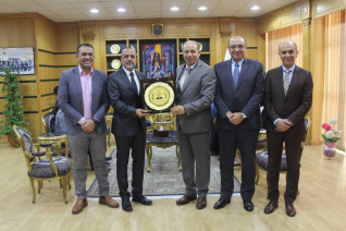 رئيس جامعة المنصورة يُكرّم فريق "مركز الحفريات الفقارية" لاكتشافه الأخير