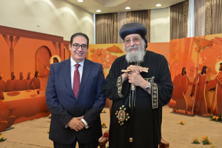 رئيس جامعة القاهرة يزور قداسة البابا تواضروس الثاني بالكاتدرائية المرقسية بالعباسية لتهنئة قداسته وجموع الأخوة الأقباط بعيد القيامة المجيد