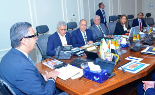وزير التموين يبحث مع رئيس مجلس إدارة شركة الزيوت المستخلصة سبل تعزيز الإنتاج وتحقيق الاستقرار في السوق المحلي