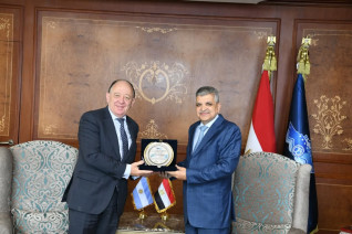 الفريق أسامة ربيع يلتقي السفير الأرجنتيني لبحث سبل التعاون المشترك في مجالات التكريك والنظم الملاحية المتطورة