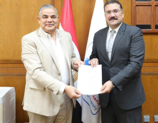 رئيس جامعة كفر الشيخ يعلن صدور القرار الجمهورى بتعيين الدكتور رشدي العدوي عميدا لكلية الزارعة