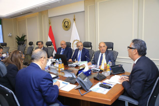 وزير التموين يجتمع مع رئيس مجلس ادارة الشركة المصرية لتجارة الجملة لمتابعة انتظام العمل وموقف توافر السلع بالمنافذ والمخازن