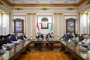 رئيس جامعة القاهرة يستقبل وفد الجمعية الصينية للتعليم العالي لبحث آفاق التعاون الأكاديمي والبحثي  كتب - محمود الهندي   استقبل الأستاذ الدكتور محمد سامي عبد الصادق، رئيس جامعة القاهرة، وفدًا رفيع المستوى من الجمعية الصينية للتعليم العالي، برئاسة السيد تشون