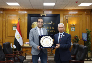 رئيس جامعة المنيا يُكرِّم علماء الجامعة الفائزين بجوائز الدولة التشجيعية في العلوم التكنولوجية والجيولوجية