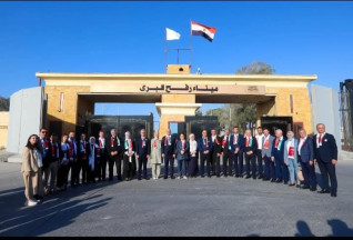 وفدٌ برلمانيٌّ تركيٌّ كبيرٌ يزور معبرَ رفح، تضامنًا مع أهالي غزةَ الأبرياءَ