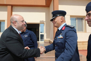 محافظ بني سويف يُهنئ قائد القاعدة الجوية بمناسبة مرور 52 عاماً على انتصارات أكتوبر المجيدة