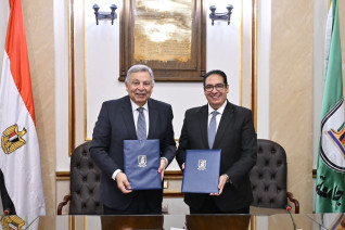 إنطلاقا من الدور الريادي لجامعة القاهرة في دعم وتطوير منظومة التعليم الجامعي والبحث العلمي بمختلف الجامعات المصرية، وقع الاستاذ الدكتور محمد سامي عبدالصادق، رئيس جامعة القاهرة، والدكتور أحمد سامح فريد، رئيس جامعة نيو جيزة ووزير الصحة وعميد طب قصر العيني ا