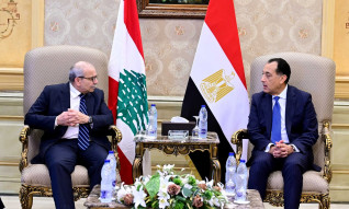 رئيس الوزراء يستقبل نظيره اللبناني بمطار القاهرة الدولي