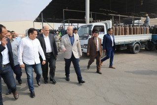 محافظ بني سويف يتفقد مصنع غاز النيل لتعبئة وتوزيع إسطوانات البوتاجاز