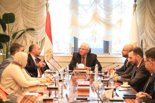 وزير التعليم العالي يجتمع بوفد “أسترازينيكا”بحضور أمين المجلس الأعلى للمستشفيات الجامعية