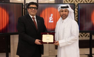 رئيس الأوبرا يتسلم درع تكريم مهرجان الأوبرا العربية الأول بالدوحة