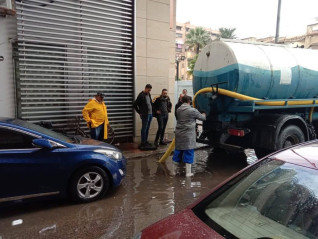 انتشار سيارات ومعدات شفط وسحب مياه الأمطار بجميع الأحياء ببورسعيد