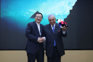 "زاهي حواس يناقش أسرار بناء هرم خوفو في جامعة سيتشوان الصينية"