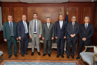 الفريق أسامة ربيع يناقش خطط الإبحار المستقبلية مع المدير التنفيذي لمنطقة جنوب أوروبا للخط الملاحي Hapag-Lloyd