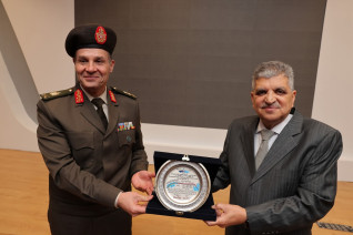 رئيس هيئة قناة السويس يستقبل وفداً من أوائل الكلية العسكرية التكنولوجية للاطلاع على مستجدات المشروعات التنموية