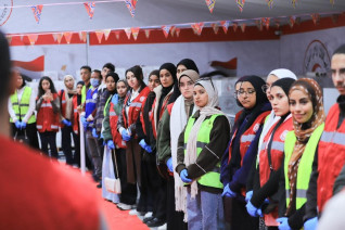 نظمت جامعة القاهرة تحت رعاية الاستاذ الدكتور محمد سامي عبد الصادق رئيس الجامعة، زيارة لمقر الهلال الأحمر المصري بمدينة نصر، بمشاركة ٥٣ طالبا وطالبة من متطوعي وحدة التضامن الاجتماعي بالجامعة، وذلك للمساهمة في تعبئة كراتين «زاد العزة» تمهيدًا لإرسالها كمساع