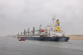 الفريق أسامة ربيع : " حركة الملاحة بالقناة منتظمة ... وتدابير للتعامل مع سوء الأحوال الجوية"