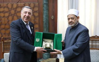 شيخ الأزهر يستقبل رئيس المحكمة الدستورية العليا