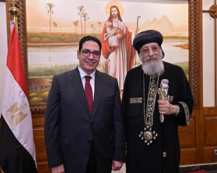 رئيس جامعة القاهرة يزور قداسة البابا تواضروس الثاني مهنئًا بعيد القيامة المجيد، ويؤكد : مصر نموذج فريد في التلاحم الوطني