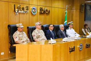 محافظ المنيا يستقبل مدير جمعية المحاربين القدماء