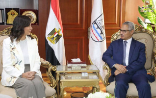 محافظ بني سويف يستقبل نبيلة مكرم لبحث تعزيز التعاون مع التحالف الوطني